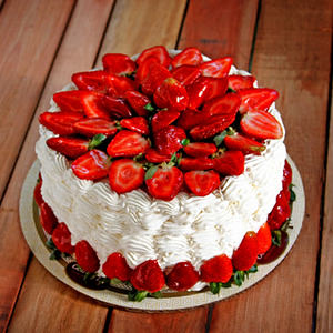 Cardenal con Crema Chantilly y Fresas